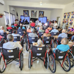 Entregan sillas de ruedas a cientos de personas
