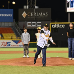 Leonardo Aguilera lanza la 1ra bola en partido inaugural del torneo en el Estadio Cibao
