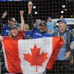 Canadienses dejan de lado el desprecio por aranceles y retórica de Trump por amor a los Azulejos