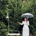 Caminar bajo la lluvia: elegancia y cortesía al usar el paraguas