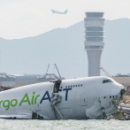 Avión de carga se sale de la pista en el aeropuerto de Hong Kong y dos trabajadores mueren