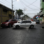 Hombre bloquea tránsito en calle donde reside porque se inunda su hogar