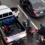 Motorista sale ileso tras caer desde elevado sobre una camioneta