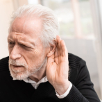 Estudio relaciona pérdida auditiva con problemas cognitivos y de equilibrio en personas mayores