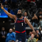 James Harden anota 30 y Clippers aplastan a Suns por 129-102 al debutar en casa