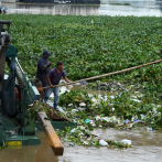 Continúan labores de limpieza en el Puente Flotante ante cúmulo de desechos tras el paso de Melissa