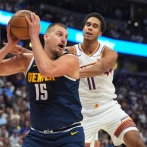 Jokic, con un triple doble, da a los Nuggets su primera victoria de la campaña de la NBA