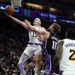 Reaves brilla con 51 puntos, Chris Mañón debuta en la victoria de los Lakers sobre los Kings