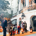 Trump y Melania entregan dulces a decenas de niños en la Casa Blanca
