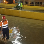 Lluvias provocan caos vehicular en Santiago; drenajes obstruidos en el elevado de la entrada