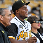 Framber Valdez lanza la primera bola previo al juego Licey vs Águilas en el Estadio Cibao