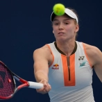 Rybakina avanza a semifinales de las Finales WTA con una gran remontada ante Swiatek