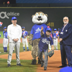 Magistrado Napoleón Estévez Lavandier lanzó primera bola en partido Estrellas Licey