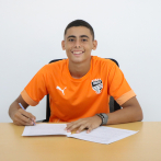 Miguel Muñoz Borrell firma su primer contrato profesional, promovido por el Cibao FC