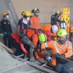 Rescatan a dos trabajadores atrapados tras derrumbe en cementera en Santiago