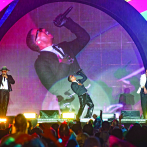 Bajo lluvia, el grupo Ilegales protagoniza un show nostálgico y festivo por sus 30 años en la música