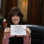 Escritora Irene Vallejo recibe de APEC título de doctora honoris causa