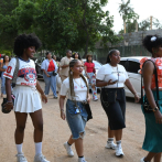Con sombreros y faldas: fanáticos llegan a primer concierto de Bad Bunny en el Estadio Olímpico