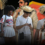 ¡Sombreros, colores y flores! Los fans de Bad Bunny dicen presente