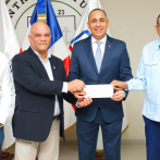 Seguros Reservas entrega donativo al centro medico UCE