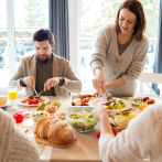 Lo que nunca debes hacer cuando te invitan a comer