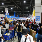Consumidores buscan las ofertas del Viernes Negro