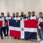 Dupla femenina de bádminton muestra con entusiasmo su presea de plata