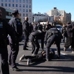 Varios manifestantes arrestados por bloquear el paso a agentes migratorios en Nueva York