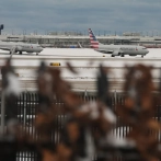 Viajeros en Chicago lidian con cancelación y retraso de vuelos tras tormenta invernal