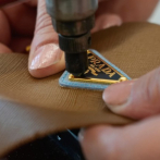 Prada compra Versace por 1,400 millones de dólares, iniciando una nueva era