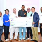 González y Mejía reciben premios en el taekwondo