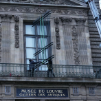 Museo del Louvre instala una reja en la ventana por la que entraron los ladrones
