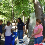 Llevan artículos a Gladys para su cena de Nochebuena