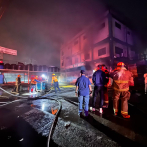 Más de 150 bomberos enfrentan incendio en ferretería: “Es un caos”