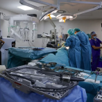 Una cirugía robótica pionera extrae un tumor al paciente sin intubar y en solo un orificio