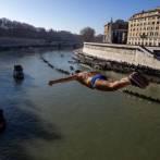 Roma da la bienvenida al 2026 con el tradicional salto al río Tíber