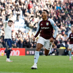 Villa vence 3-1 a Forest y sube al segundo lugar en la Liga Premier