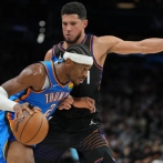 Booker apuntilla a los Thunder y Lakers sudan ante Grizzlies en la NBA