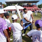 Unos 320 niños de la Región Sur del país reciben clínicas en estadio de Baní