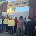 Padres de estudiantes paralizan docencia en escuela de Pedro Brand