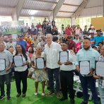 Presidente Abinader entrega 517 títulos de propiedad a familias en Neyba