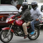 Perú prohíbe dos personas en una motocicleta