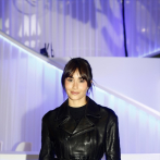 Aitana presenta en Fitur el avión que llevará su nombre con un 'total look black'