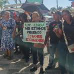Socios de la Cooperativa de Herrera protestan frente al Palacio Nacional por fondos perdidos