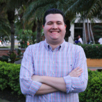 Joven con espectro autista se gradúa en PUCMM