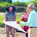 José Tejeda supervisa la construcción de multiuso de Manabao