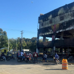 Bancos y tiendas abren sus puertas tras incendio que destruyó edificio de L&R en Villa Mella