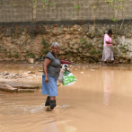 En medio de aguas sucias, estancadas y criadero de mosquitos viven en una comunidad de San Isidro
