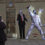 Un grafiti de Bad Bunny en el centro de Barcelona reivindica la paz frente a Trump