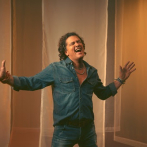 Carlos Vives revive la magia de dedicar canciones de amor con “Te dedico”